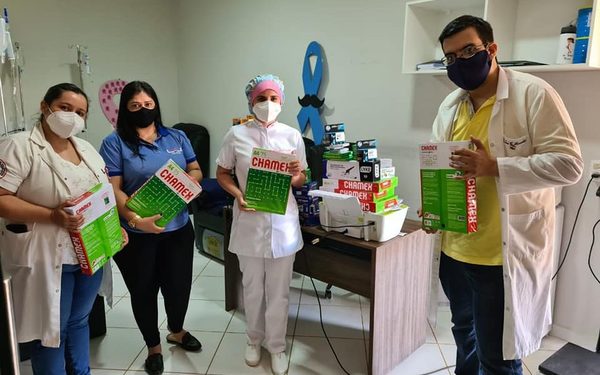 Reciben insumos de oficina y fundas para balones de oxígeno