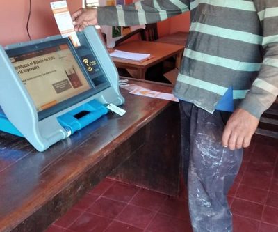 Instruyen sobre uso de máquinas de votación