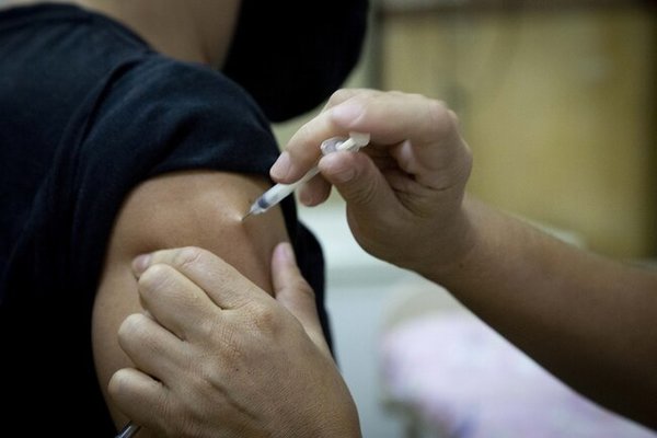 Ejecutivo plantea ley para castigar vacunaciones irregulares
