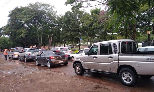Ni la lluvia ataja a los abuelos que quieren vacunarse contra el Covid