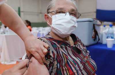 Mayores de 75 años en adelante podrán acudir a vacunatorios con cédulas de identidad con terminación 6 al 7 | .::Agencia IP::.