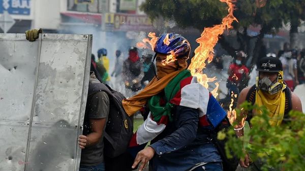 Incendiaron estación policial en Bogotá con agentes dentro