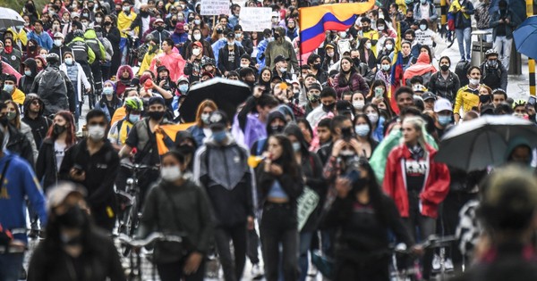 La Nación / Colombia: una reforma tributaria que aprieta a la clase media y aviva protestas