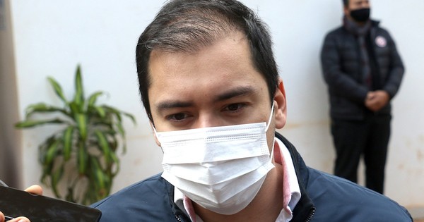 La Nación / El padre del intendente Prieto aparece en video inhalando polvo blanco