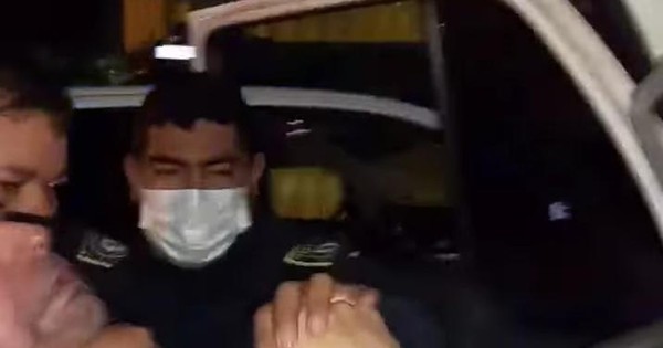 La Nación / Interrogan a policías por detención arbitraria contra comerciante en Ñemby