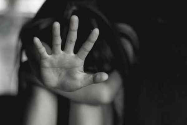 Denuncian caso estancado de policía por abuso sexual de su propia hija