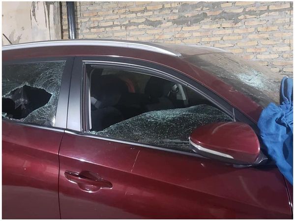Intentó matar con un hacha a su exsuegra, luego se puso a orar y le dijo "Dios te ama"