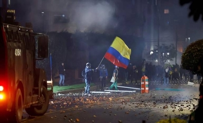 Diario HOY | Al menos 91 heridos deja noche de ataques a la Policía en Bogotá
