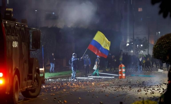 Diario HOY | Al menos 91 heridos deja noche de ataques a la Policía en Bogotá