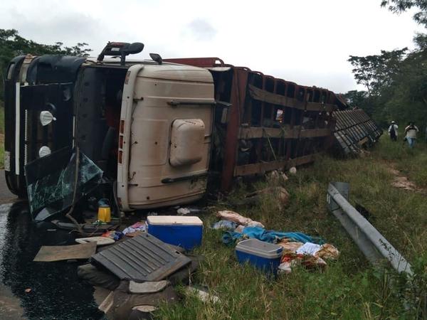Camión de gran porte volcó en San Joaquín – Prensa 5