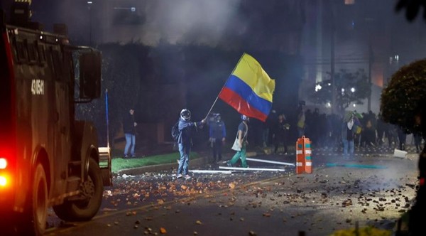 MUNDO | Al menos 91 heridos deja noche de ataques a la Policía en Bogotá