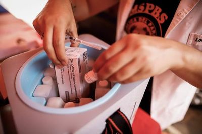 Pocovid: Vacunadores no dicen quién dio la orden de inmunizar a Mirta Gusinky - Periodísticamente - ABC Color