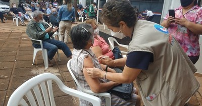 La Nación / Momento conmovedor en vacunatorio: abuelita recibió dosis en el día de su cumpleaños
