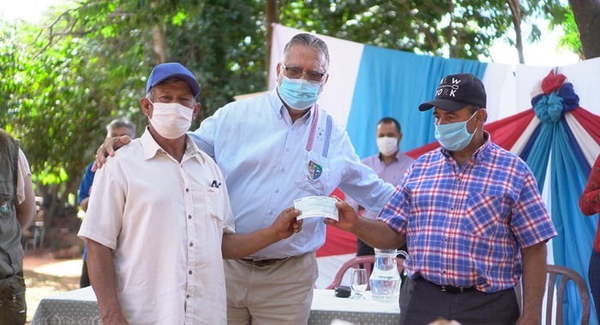 Gobernador entregó aporte a productores en Yhú - Noticiero Paraguay