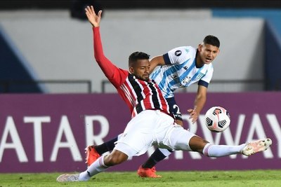 Versus / Con Cáceres de titular, Racing empata contra el Sāo Paulo de Dani Alves