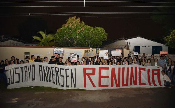 Docente de la UNA admite culpabilidad en caso de coacción sexual y alumnas piden su destitución - Nacionales - ABC Color