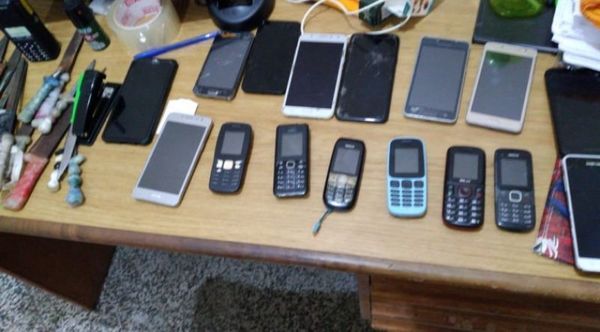 Incautan más de una docena de celulares en la Penitenciaría de Concepción