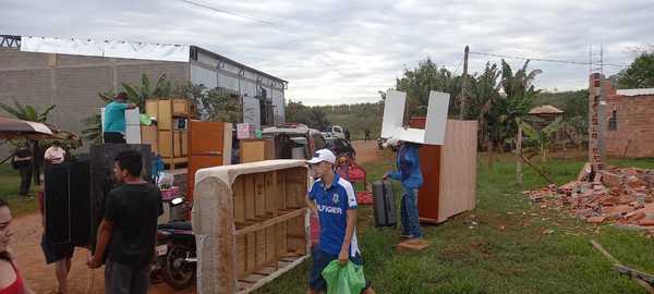 Desalojan a unas 20 familias que ocupaban inmueble ajeno durante 5 años - La Clave