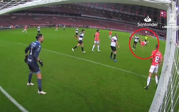 El golazo de chilena para una goleada histórica