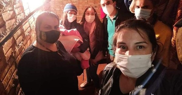 La Nación / Dos hermanas solidarias cuidaron a recién nacida mientras la mamá se recuperaba del COVID-19