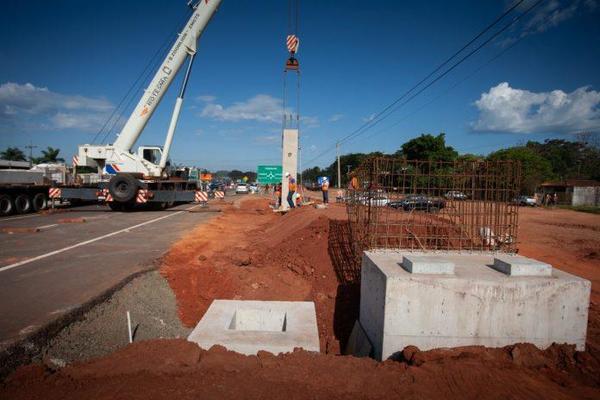 Inició montaje de vigas de la primera pasarela peatonal en Caaguazú – Prensa 5