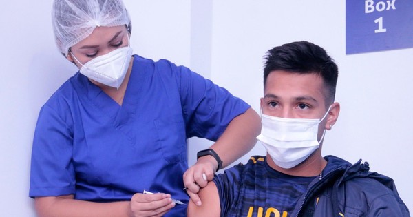 La Nación / Futbolistas del Sportivo Luqueño reciben vacunas contra el COVID-19