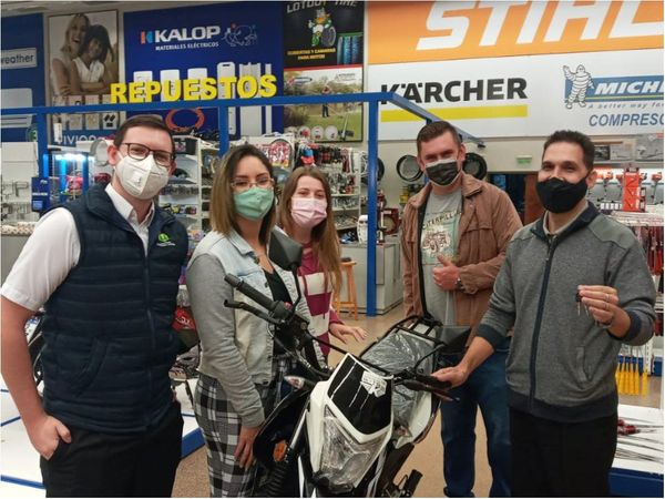 Robaron moto a profe y sus exalumnos le compraron una nueva