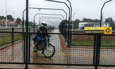 Irresponsables motociclistas utilizan uso peatonal de multiviaducto