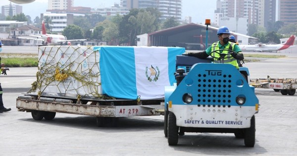 La Nación / Guatemala recibe 50.000 vacunas rusas a solo un mes de la compra