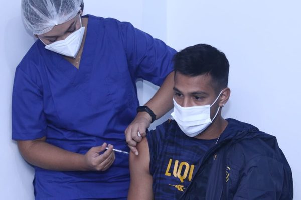 Arrancó la vacunación contra el Covid a los jugadores de fútbol | Ñanduti