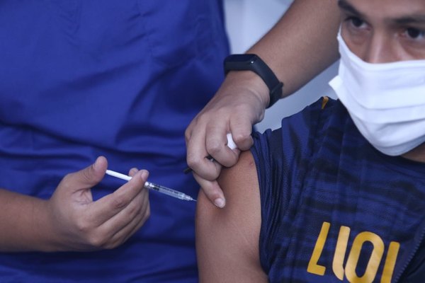 Crónica / Vacunación de peloteros causa roncha entre internautas