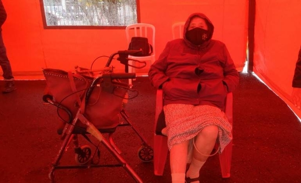 Diario HOY | Niegan vacunación a chilena de 82 años radicada en el país por carecer de cédula paraguaya