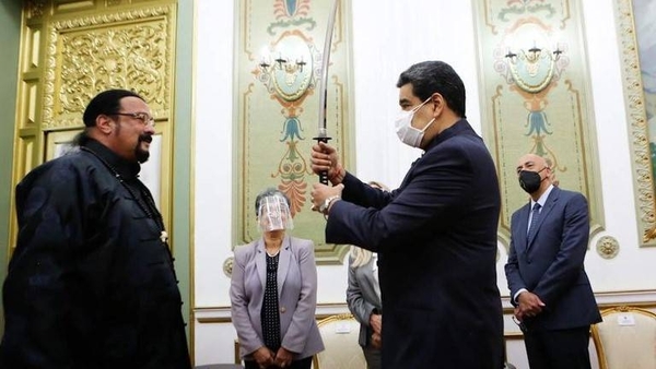 Diario HOY | Maduro maniobra una espada samurái que le regala el actor Steven Seagal