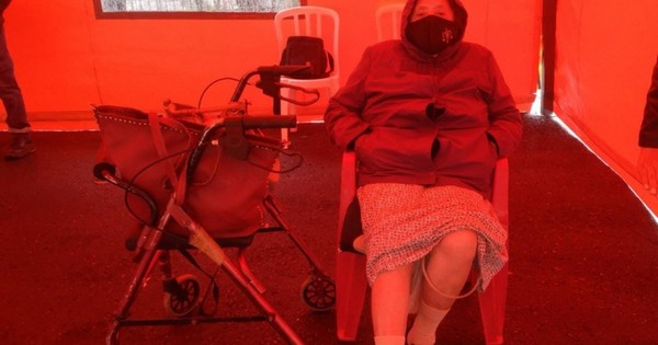 La Nación / Abuela chilena de 82 años se vacunó tras negativa de Salud Pública y de esperar horas