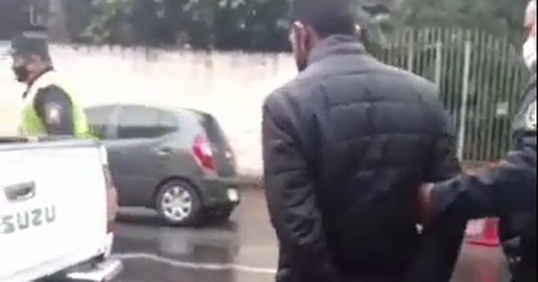 La Nación / Hombre recuperó a cuchillazos su vehículo retenido en base de la Caminera