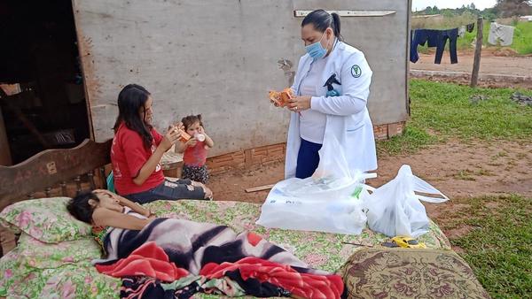 Entregan insumos y construirán una vivienda a mujer de escasos recursos en Franco