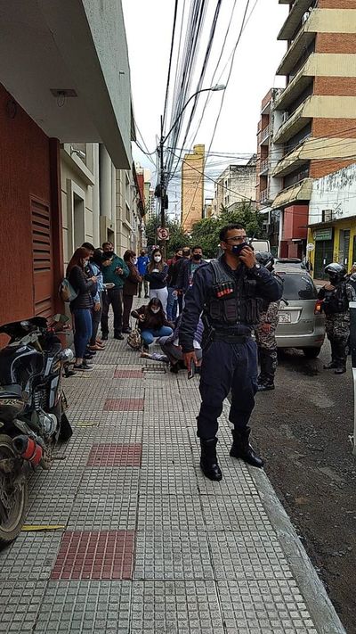 Hombre fallece en microcentro tras desvanecerse frente a oficina de la ANDE - Nacionales - ABC Color