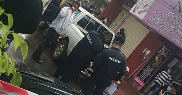 La Nación / San Lorenzo: en medio de balacera, asaltan camioneta que llevaba recaudación de comuna
