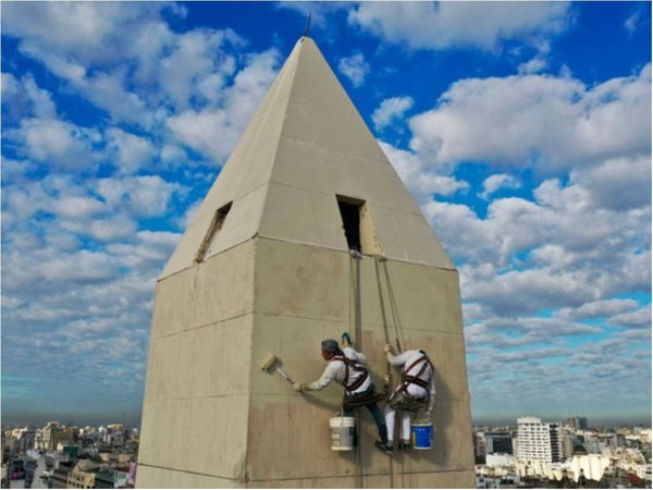 Paraguayos son los encargados de pintar el Obelisco de ashá