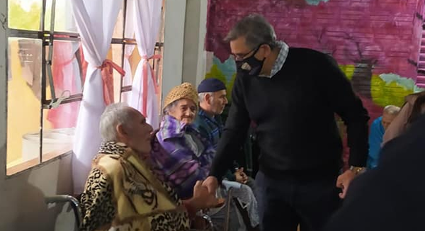 Gobernador visitó el Hogar de Ancianos en Natalicio Talavera para brindarles asistencia - Noticiero Paraguay