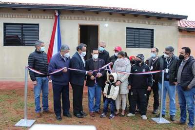 Inauguran viviendas para familias reasentadas por obras de línea de transmisión en Guarambaré | .::Agencia IP::.