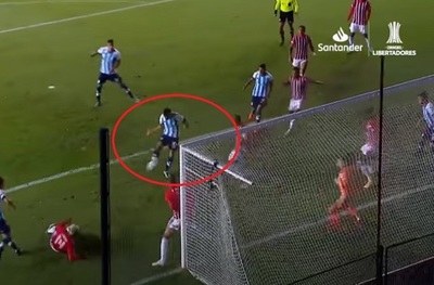 Increíble: Dos cabezazos, un disparo al travesaño y no fue gol