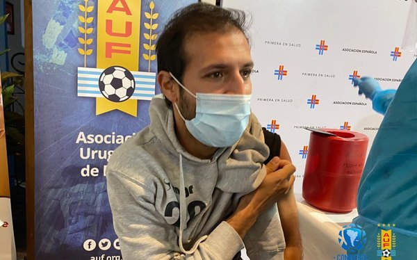 Versus / Paraguay y Uruguay los primeros países en vacunar a futbolistas