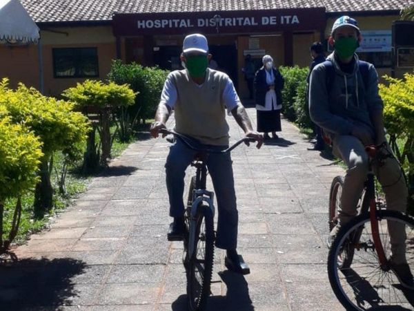 COVID: Abuelo de 75 años llegó a vacunatorio pedaleando una bici