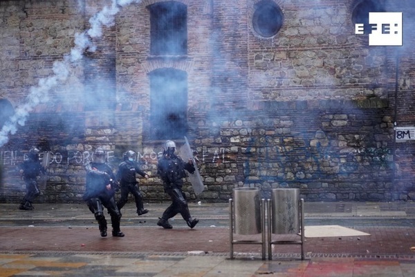 Detienen a mayor de la Policía por muerte de joven en protestas colombianas - MarketData