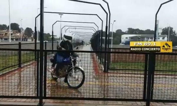 Irresponsables motociclistas utilizan paso peatonal de multiviaducto