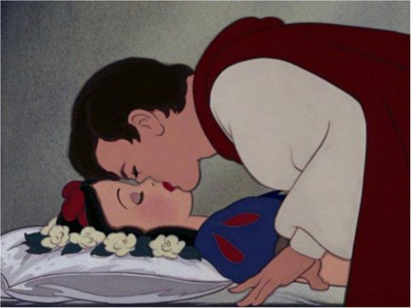 Piden borrar beso del príncipe a Blancanieves porque fue "sin permiso"
