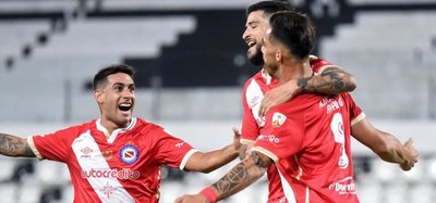 Versus / Doblete y golazo del "Haaland guaraní" en la Copa Libertadores