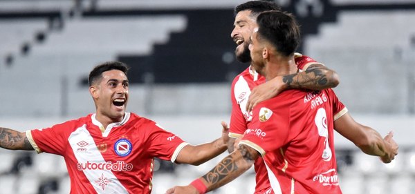 Versus / Doblete y golazo del "Haaland guaraní" en la Copa Libertadores