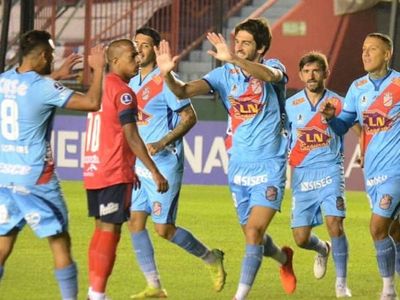 Arsenal golea y se mete en la pelea por la clasificación